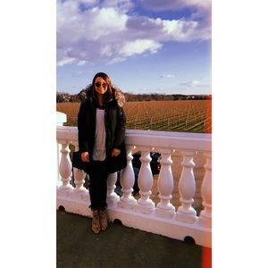 Meet your Posher, Caitlin